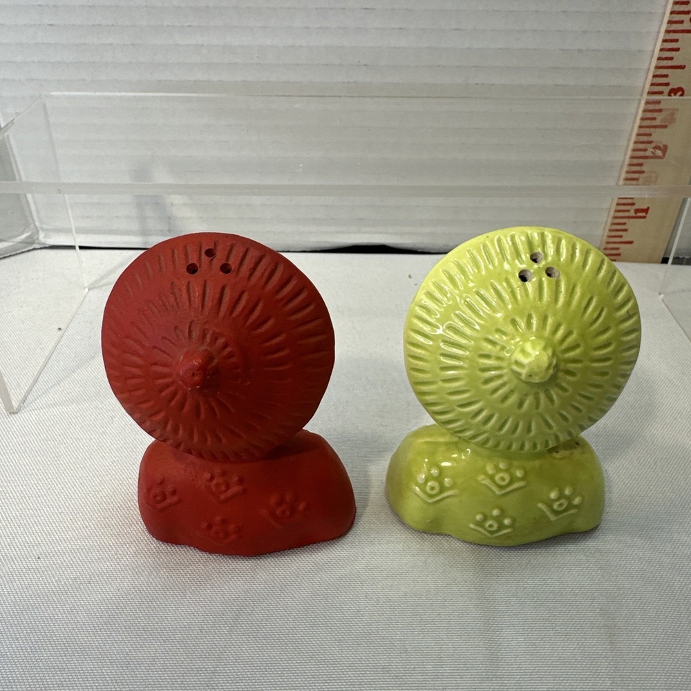 1950's Chinese Red And Green Girl Salt & Pepper Shaker 2pc Set w corks - Picture 2 of 4